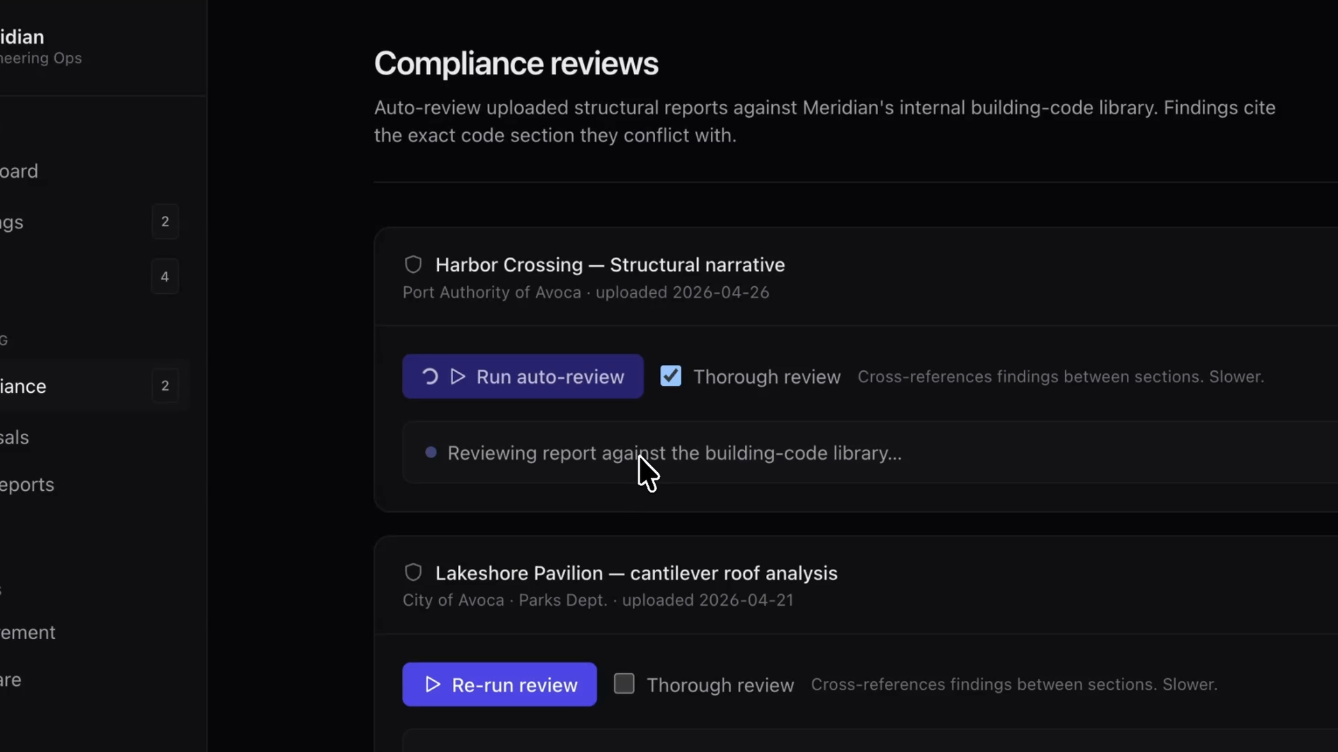 Giao diện ứng dụng kiểm duyệt tuân thủ với hộp kiểm Thorough review được bật, chạy tính năng tự động kiểm duyệt để đối chiếu chéo các phát hiện giữa các phần của báo cáo
